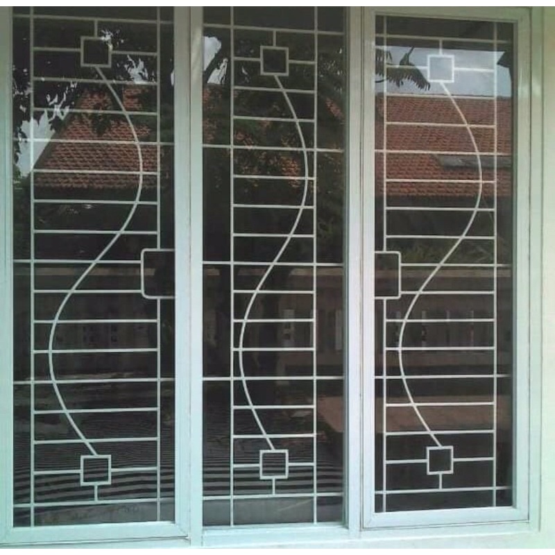 Teralis besi jendela rumah per daun