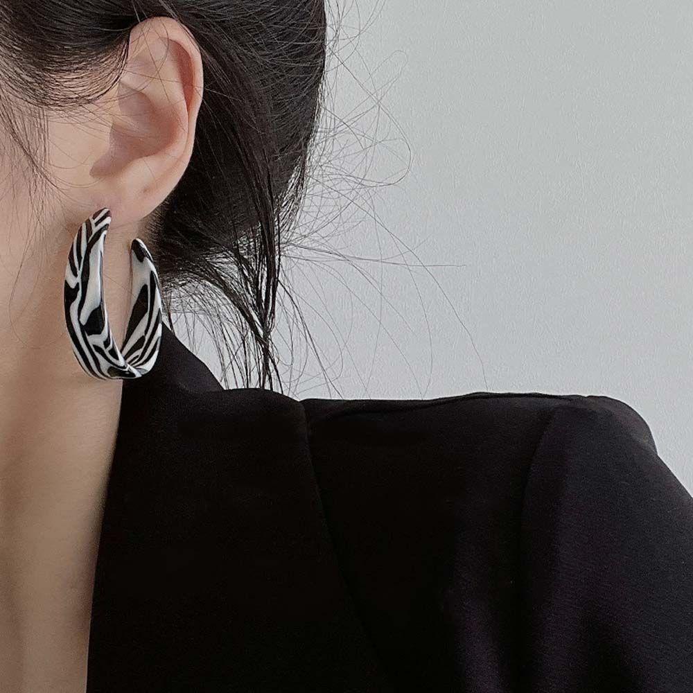 Anting Stud Bentuk C Motif Garis Hitam Putih Bahan Akrilik Resin Gaya Korea Untuk Wanita