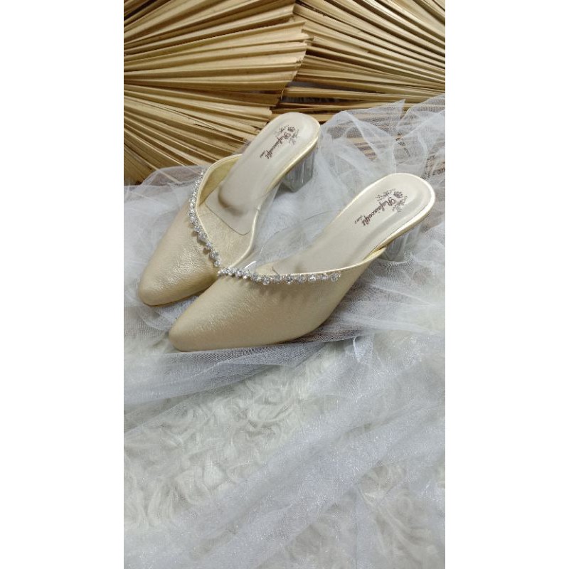 sepatu amoura gold cantik dengan tinggi 5cm hak kaca