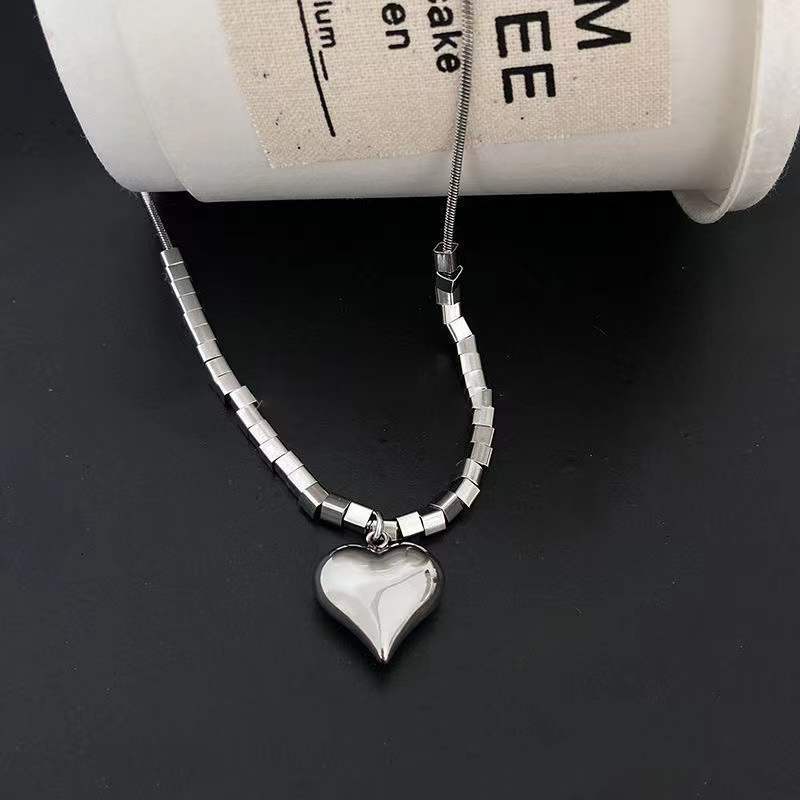 Kalung Bentuk Persegi Tiga Dimensi Bahan Titanium Steel Untuk Wanita