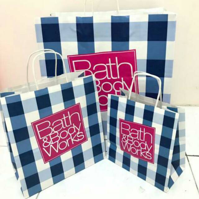 Bath and Body Works PAPER BAG (pilihan warna merah dan biru motif random)