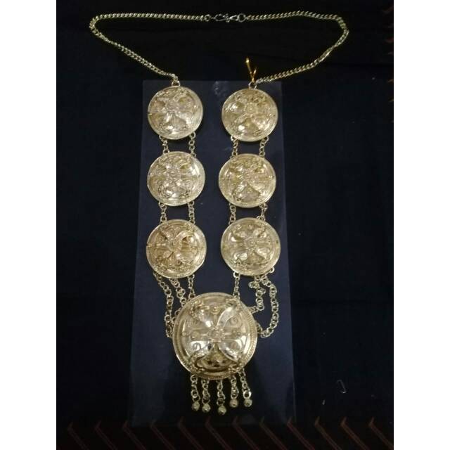 kalung adat