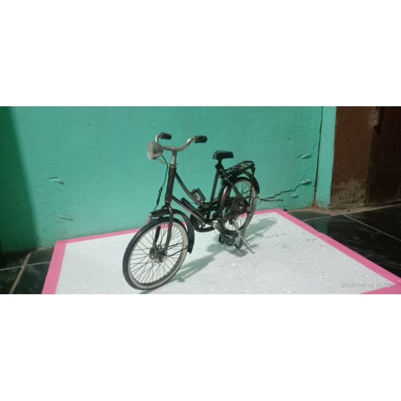 Miniatur sepeda onthel dari besi
