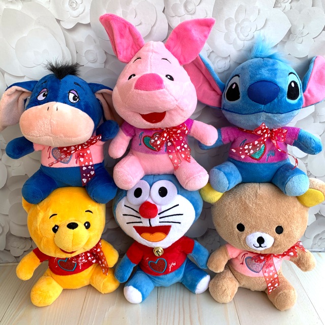 Boneka Karakter + Pita - Pooh / Piglet / Eeyore / Stitch / Rilakuma / Doraemon