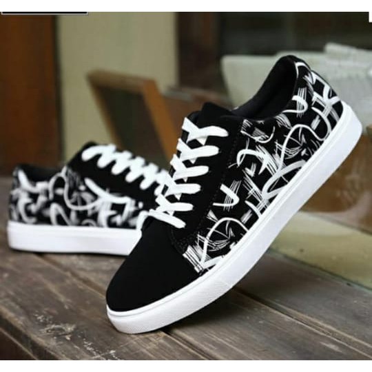 Sepatu Sneakers Old Skool Black White Vns Fetino Motif Putih VansSK Delapan Low-1