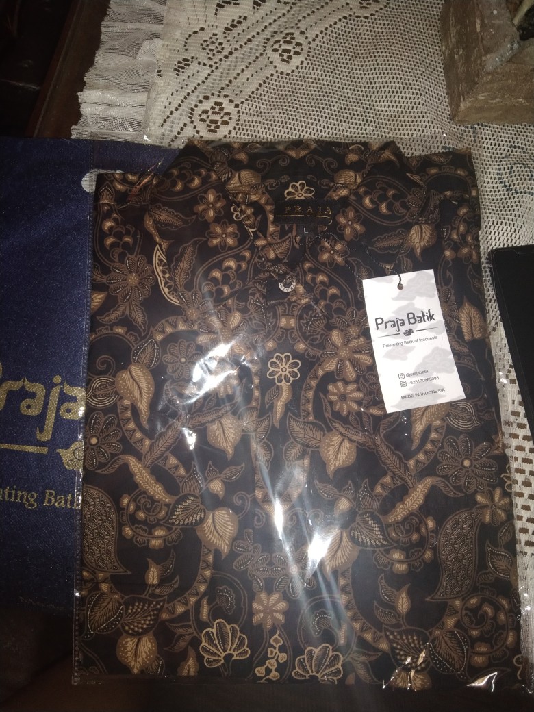 Praja Batik Rajaswara - Kemeja Batik Pria Lengan Panjang Hitam Reguler Fit