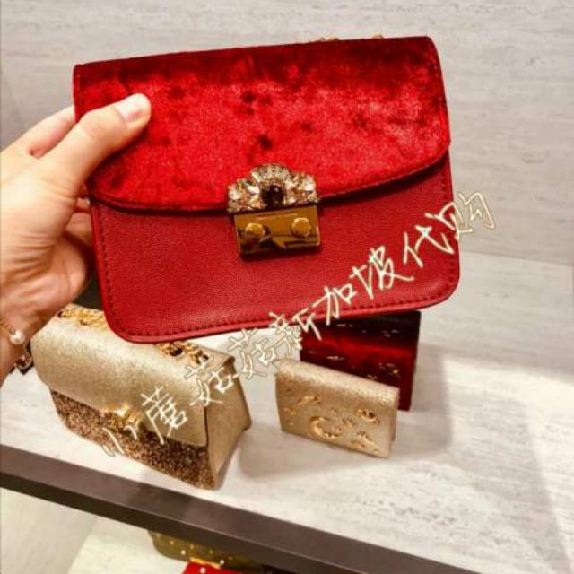 Tas selempang charles and Keith