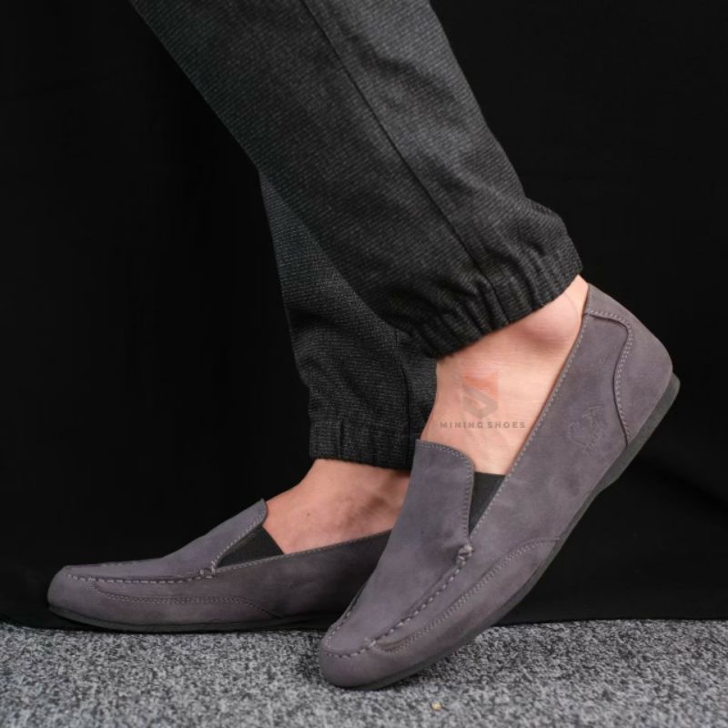 MNG BLZ Sepatu Slip On Pria Kulit Suede Sepatu Casual Pria Loafers Santai Kasual Kerja Main Kondangan