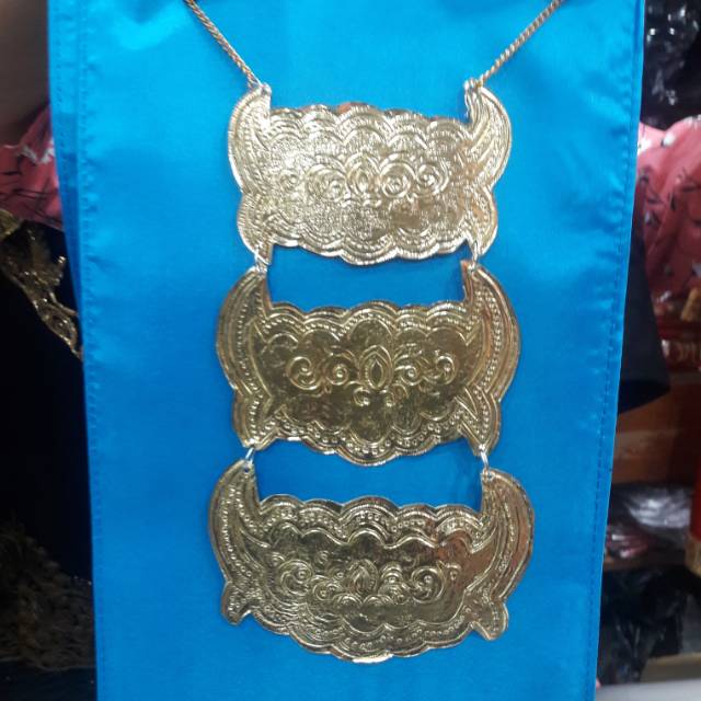 Kalung susun tiga adat lampung