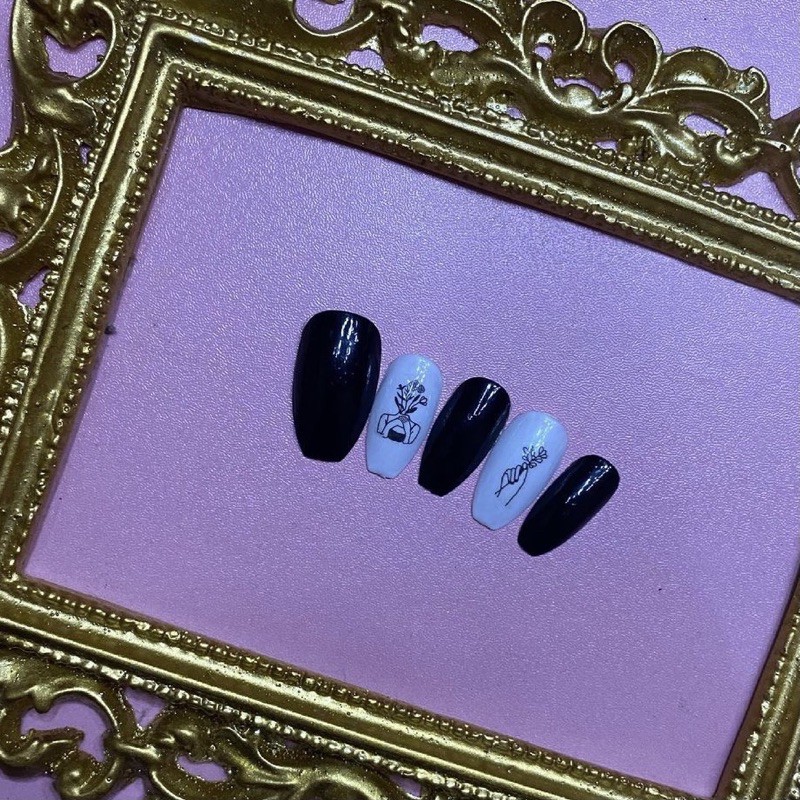 

fakenails black white aestetic