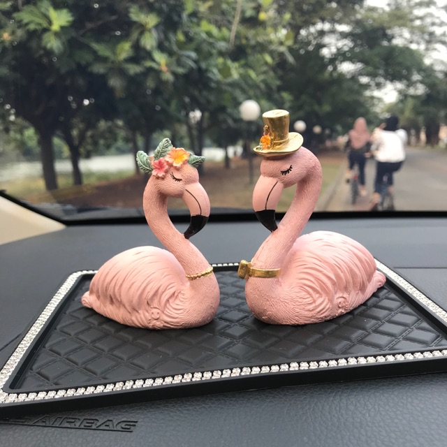 PAJANGAN DASHBOARD MR DAN MRS FLAMINGO COUPLE DETAIL HIGH QUALITY