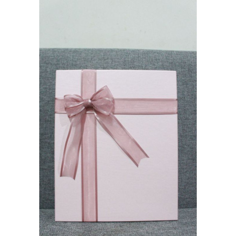 

Kotak Kado Valentine Persegi Panjang dengan Pita Pink Transparan