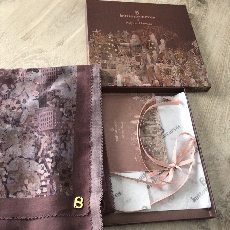 PRELOVED BUTTONSCARVES NEW YORK BIG APPLE