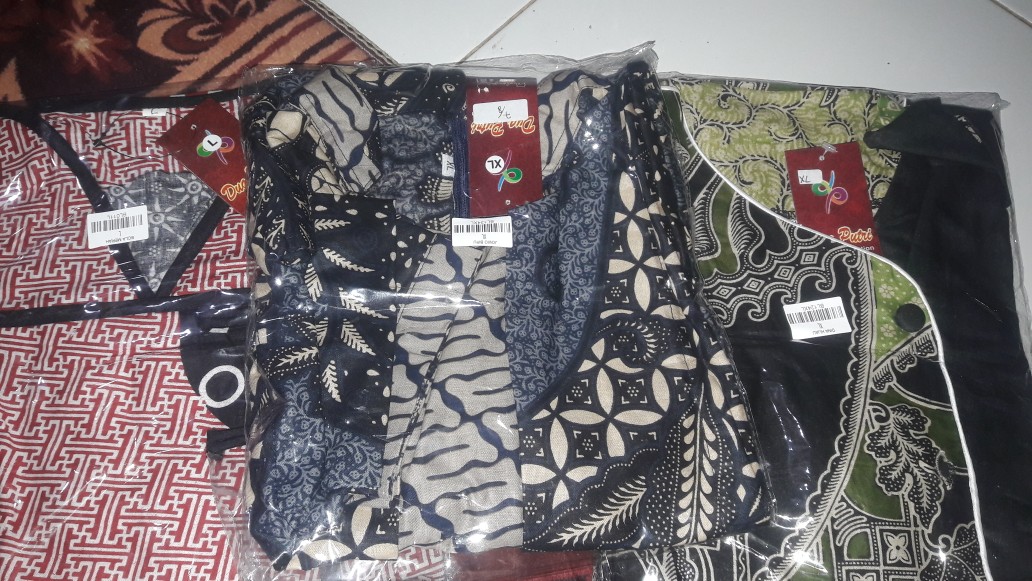 Batik Wanita Atasan Blouse Modern 2 Warna Merah Dan Hijau Kombimasi Hitam Berlengan 7/8 .