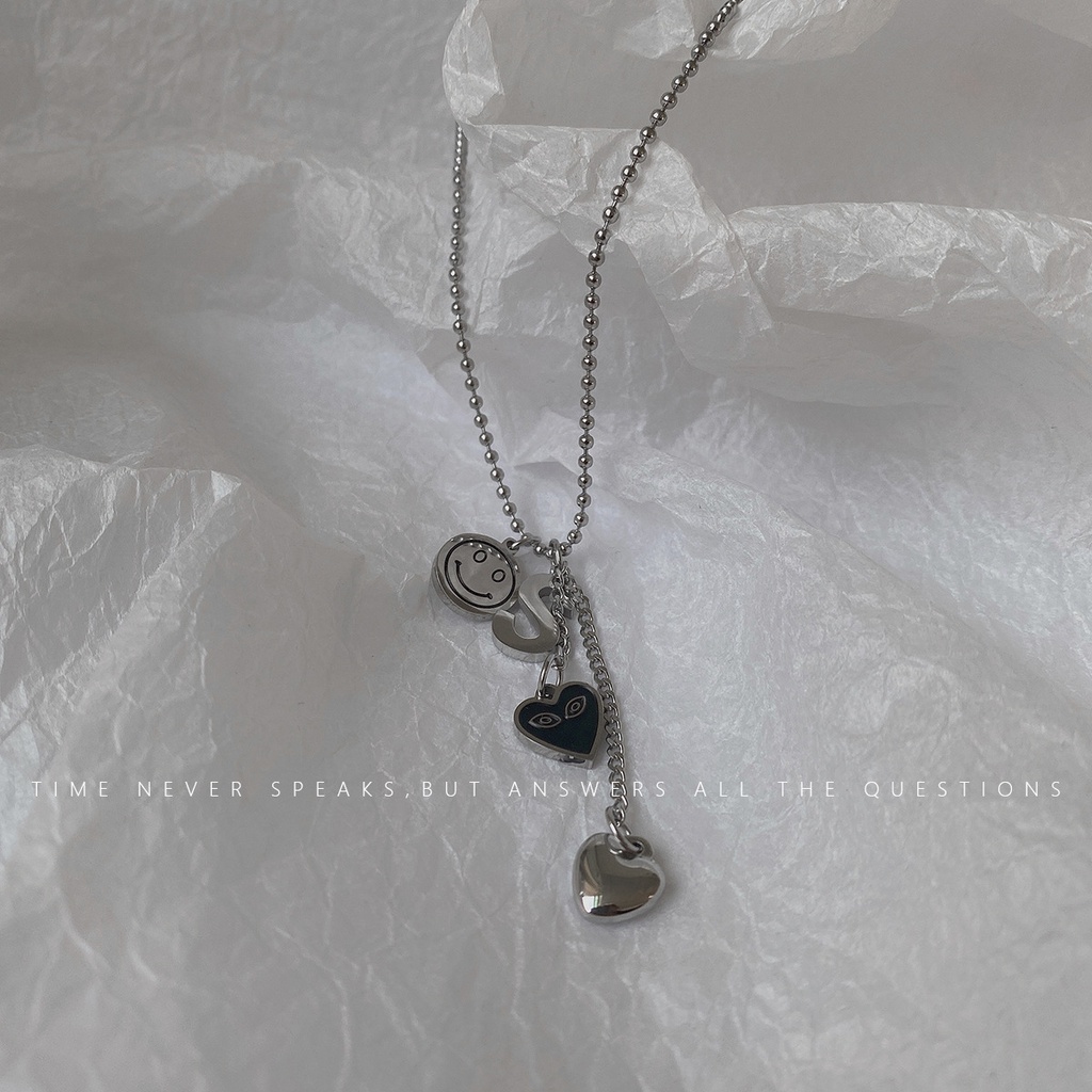Korea ins pribadi baja titanium kalung wanita sederhana yang indah wajah tersenyum huruf liontin mus