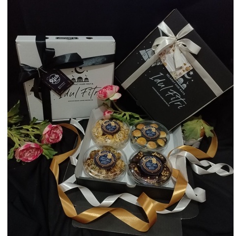 

Aneka hampers cookies dan sambal
