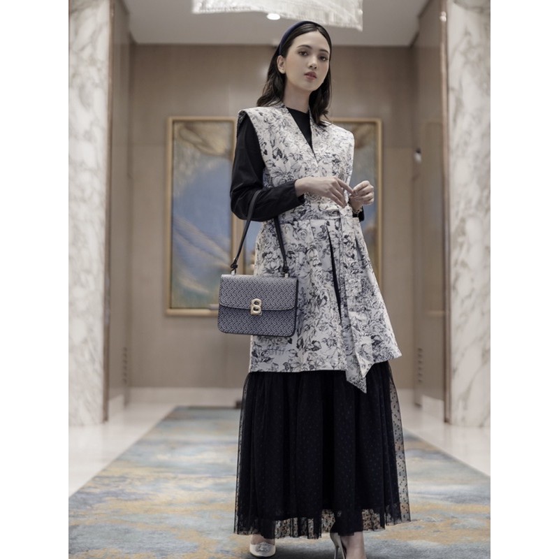 BENANG JARUM Le Jardin Bleu Long Vest Benang Jarum Buttonscarves