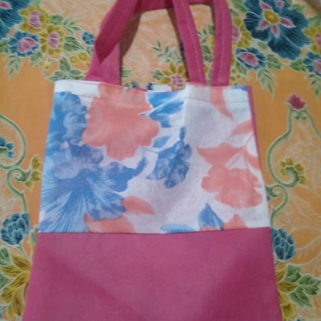 

tas pengajian uk 20,5 x 17,5 ,5 cm tas souvenir..kain tebal
