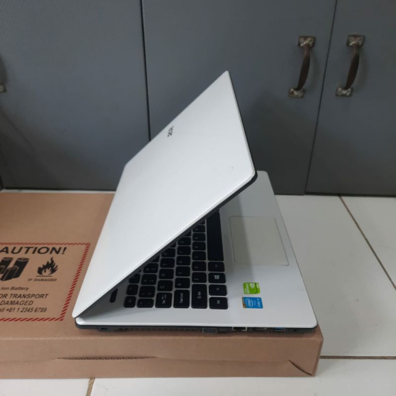 Laptop Acer Aspire E5-471G Core i3-4030U Ram 4GB/HDD 500Gb DualVga Nvidia Geforce 820M 2Gb+intel Hd Graphic Layar 14 inch Siap pakai