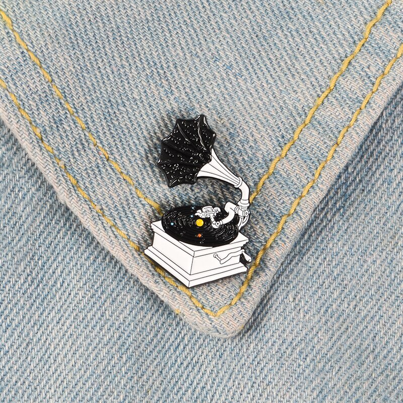 Bros Pin Enamel Desain Gramophone Luar Angkasa Warna Hitam Untuk Kerah Kemeja