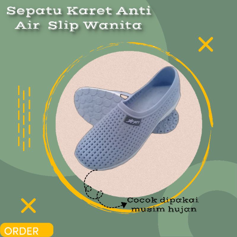 Sepatu Karet Anti Air Slip Wanita