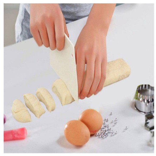 Pisau Plastik Pemotong Adonan Bakpao Roti / Dough Scraper Cutter Pisau Mentega Kue Adonan Cutter