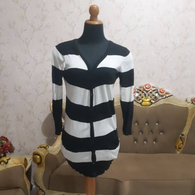 Jual : Kardigan long cardigan bahan rajut lembut motif salur warna hitam/abu muda. Merk Lowrys Farm