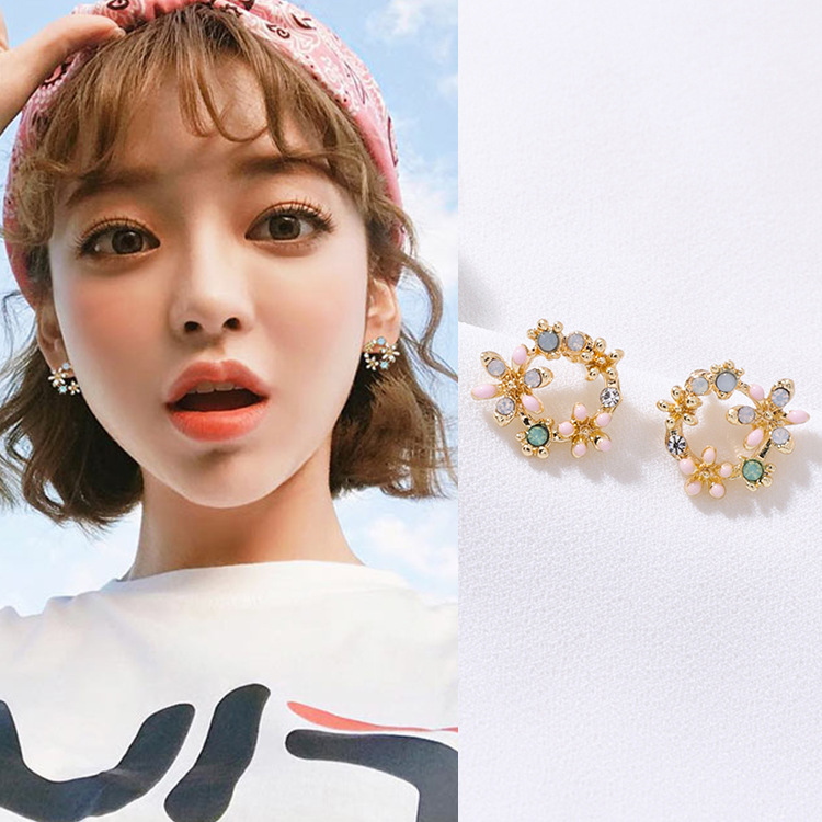 Anting Wanita Bunga Dengan Aksen Permata Aksesoris Fashion