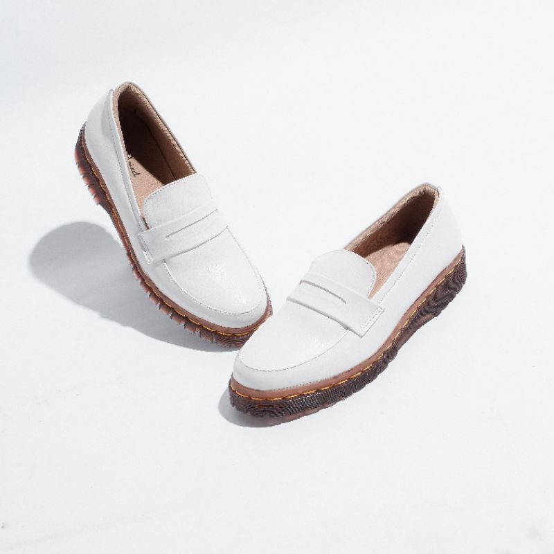 Sepatu slip on wanita &quot;LAVI SHOES WHITE&quot; - LIKE PROJECT