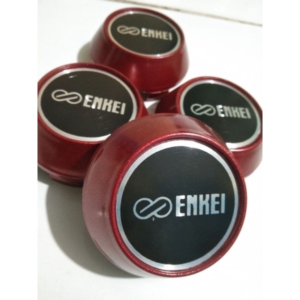 Dop center velg logo ENKEI. Variasi kerucut merah