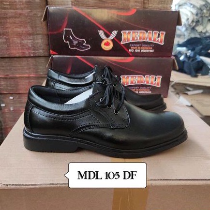 Sepatu kulit pria kantor medali tali hidup tampil lebih keren