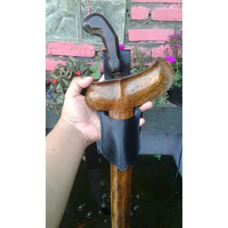 anggar keris murah dan simple tanpa tali tapi bisa pasang di sabuk . bisa miring bisa tegak.