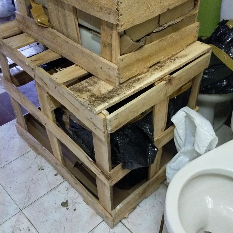 PETI KAYU KLOSET DUDUK