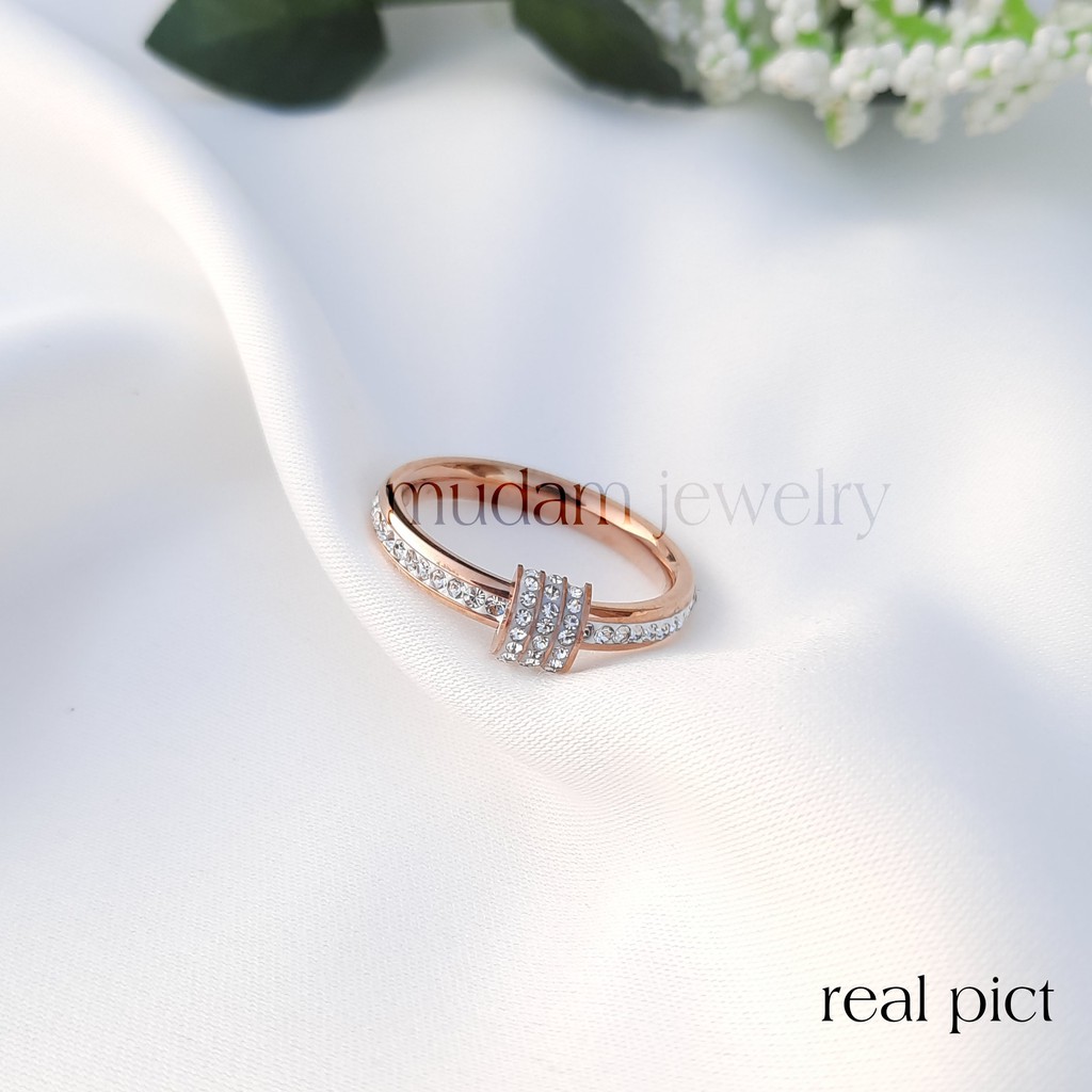 Cincin Titanium Model Ring Putar Bertaburakan Kristal Artifisial