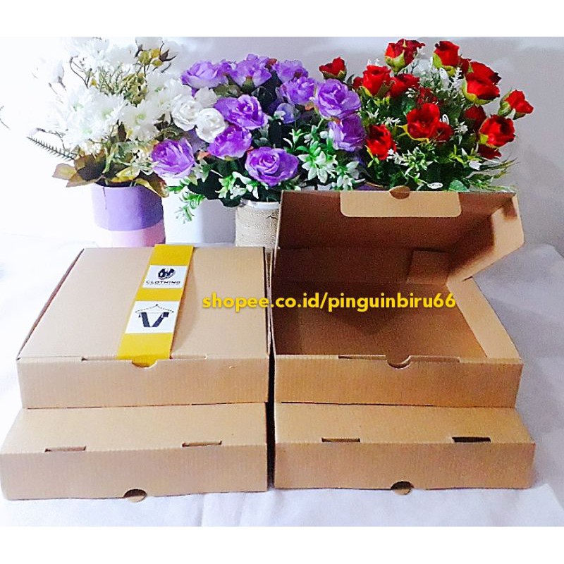 

DUS CLOTHES 20 X 20 X 5 cm + AKSEN STICKER sesuai Product di muka DUS