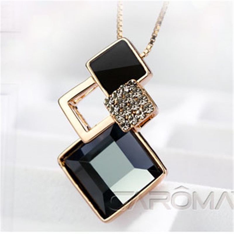 [Ready Stock]Fashion Simple Crystal Necklace Temperament Wild Diamond Pendant