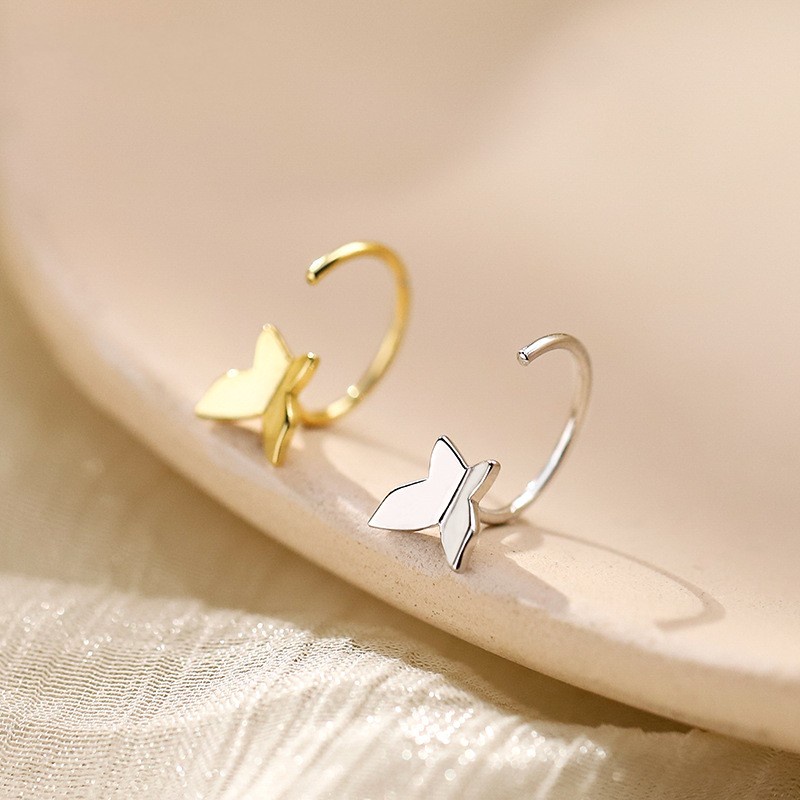 1 Pasang Anting Stud Kait Desain Hewan Kupu-Kupu Menari Model Simple Untuk Hadiah Perhiasan Wanita