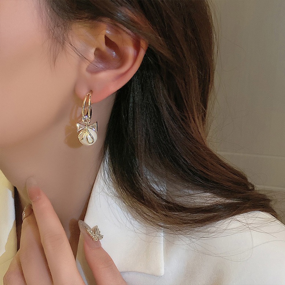 Anting Tusuk Gantung Desain Pita Hias Mutiaraberlian Gaya Retroelegan Untuk Wanita