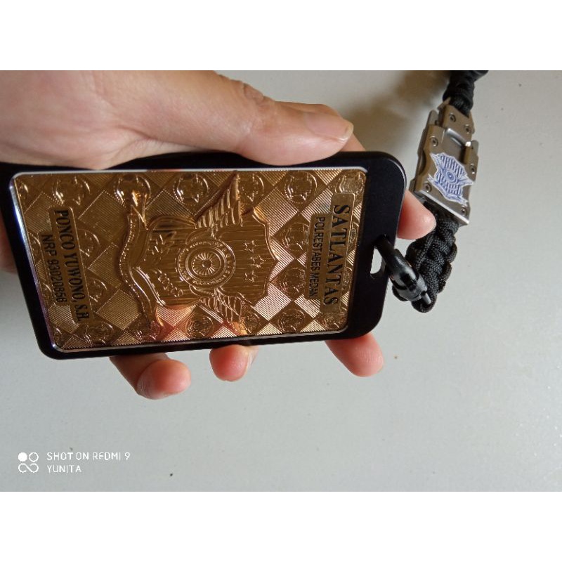 

CUSTOME ID CARD BERMOTIF LOGO PLUS TALI YARD BERLOGO | NAME TAG POLRI TERMURAH | LENCANA POLISI