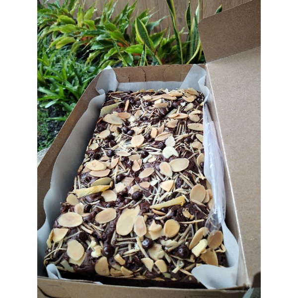 

Brownies almond (Fudge brownies toping almond)