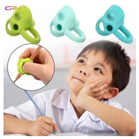 

CHILDREN PENCIL HOLDER PEN WRITING AID GRIP POSTURE ALAT BANTU TULIS 3 LUBANG BELAJAR MENULIS 3 JARI