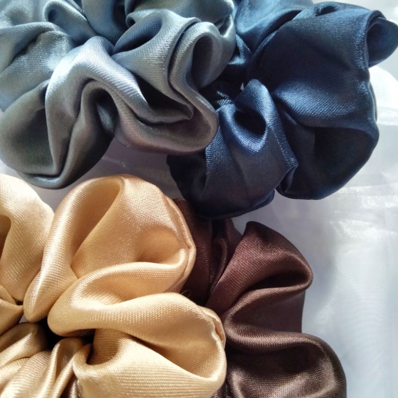 Scrunchies Satin Warna Gelap Kuncir Rambut Tidak Pusing