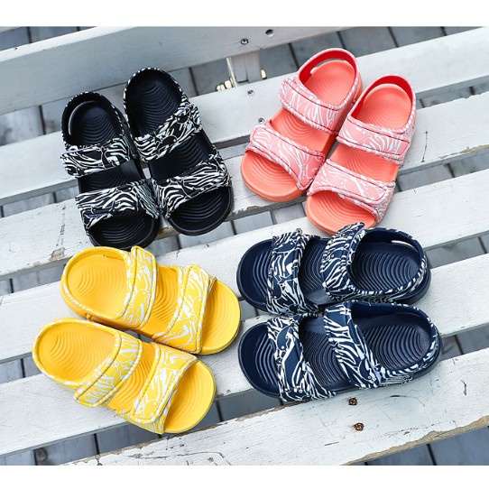 Sandal Ringan Anak Dapat Glow In The Dark Bermotif Garis / Sandal Gunung Anak Garis