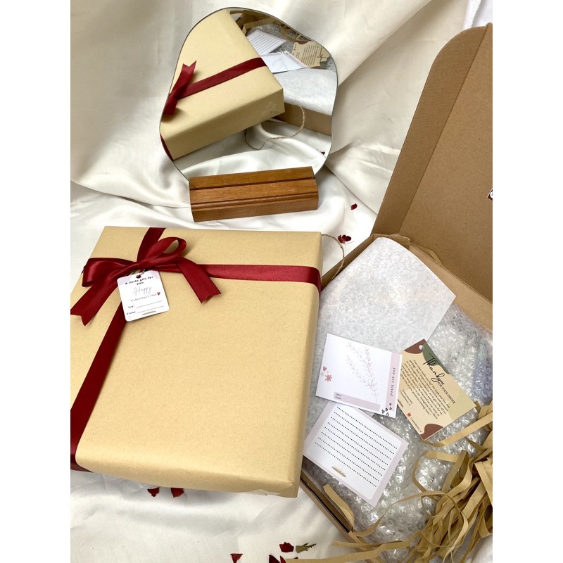 

Gift Box Aesthetic Mirror Hampers I Kado Ulang Tahun Wisuda Kado Nikah