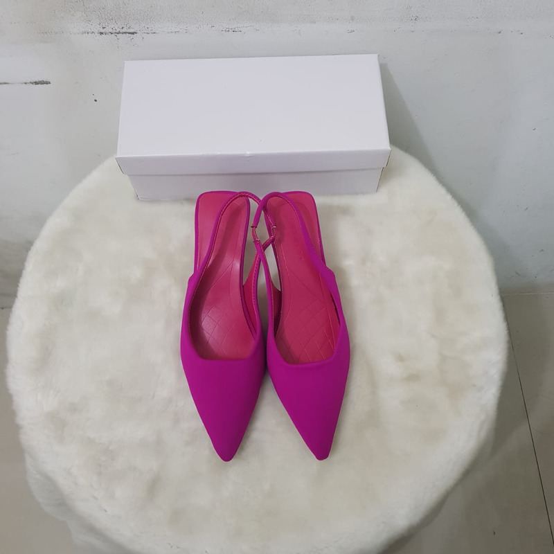 DDS10025Sandal Wanita Import OL HeelsHarga : IDR. 135.000
Tersedia Size 36-40, With Box
Original : C