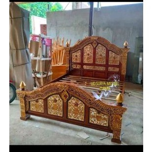Dipan ranjang besar full ukir tempat tidur bahan baku kayu jati