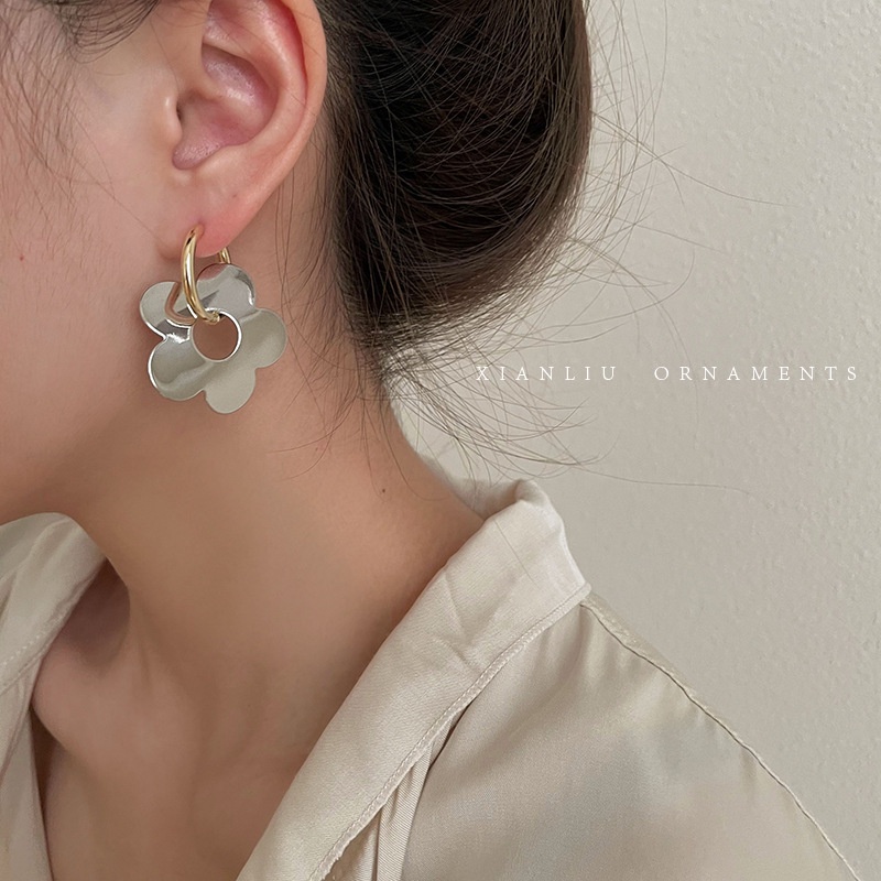 Anting Tusuk Motif Bunga Warna Kontras Ala Korea / Harajuku Untuk Wanita