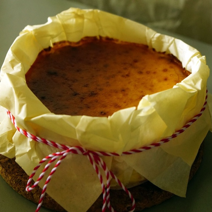 

le biscuit Signature Burnt Basque Cheesecake 16 cm - Creamy and Gooey