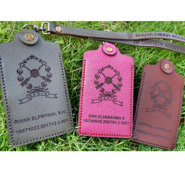 

KULIT ASLI PREMIUM NAMETAG KULIT ID HOLDER, 18 PILIHAN WARNA, CUSTOM LASER TULISAN, FOTO, LOGO