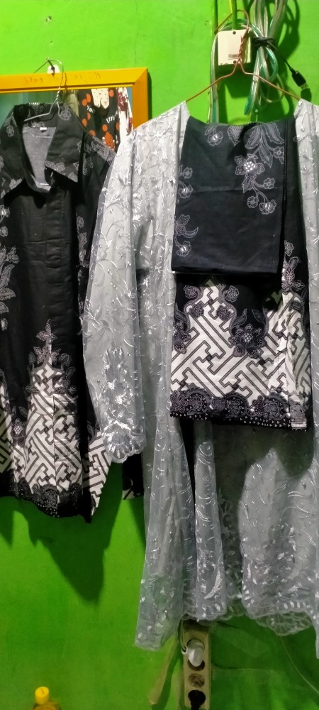 Ready Warna Cream Dan Grey - Batik Couple Dilan Danilla Tile Brukat Tunik Alika Selendang Azzura